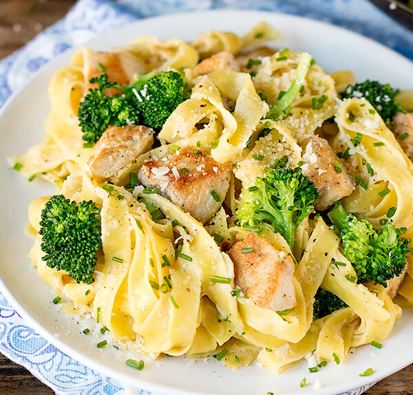 pasta-chicken-alfredo-sauce-Delochifood